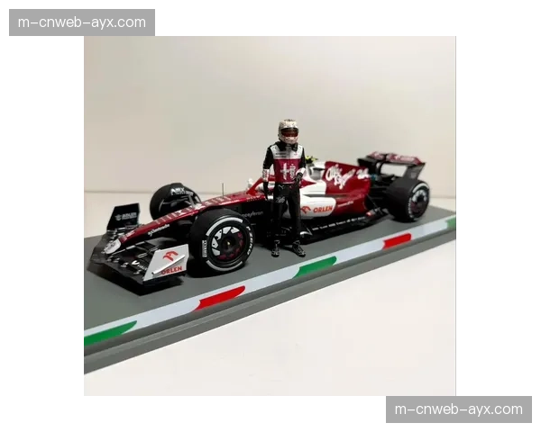 F1阿尔法罗密欧车队宣布与中国车手周冠宇续约一年