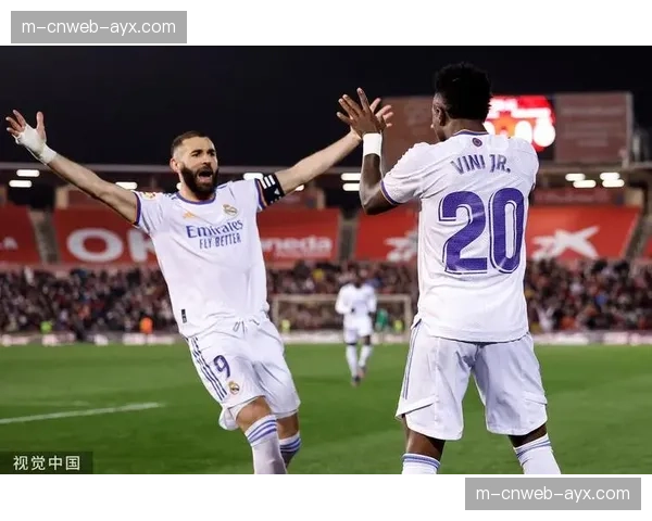 特写瞬间：维尼修斯进球后指向球衣背后的名字，回应种族歧视