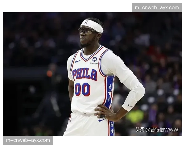 特写:比赛最后0.8秒,阿德巴约封盖巴特勒上篮,热火与76人替补席两重天